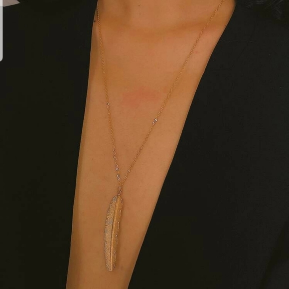 *Portia* Gold Leaf Pendant Necklace - Picture 4 of 5